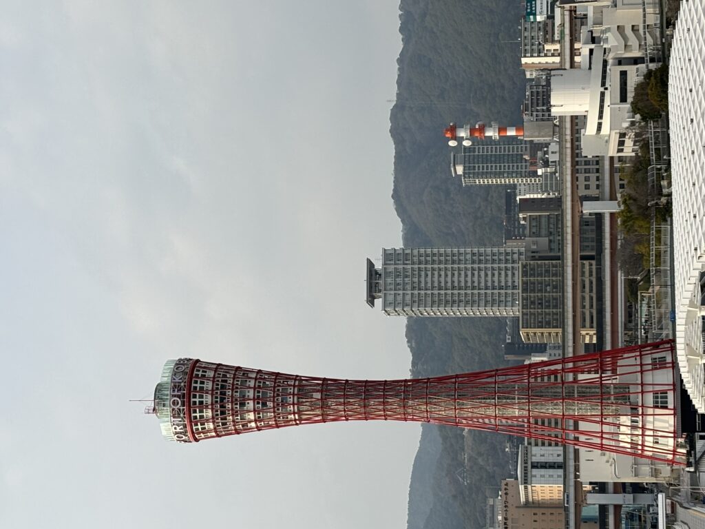 ひと際そびえる神戸ポートタワー