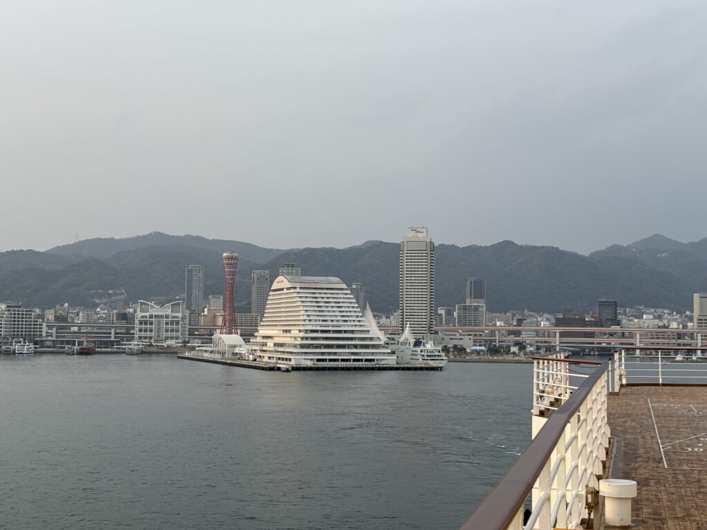 船上から眺める神戸港