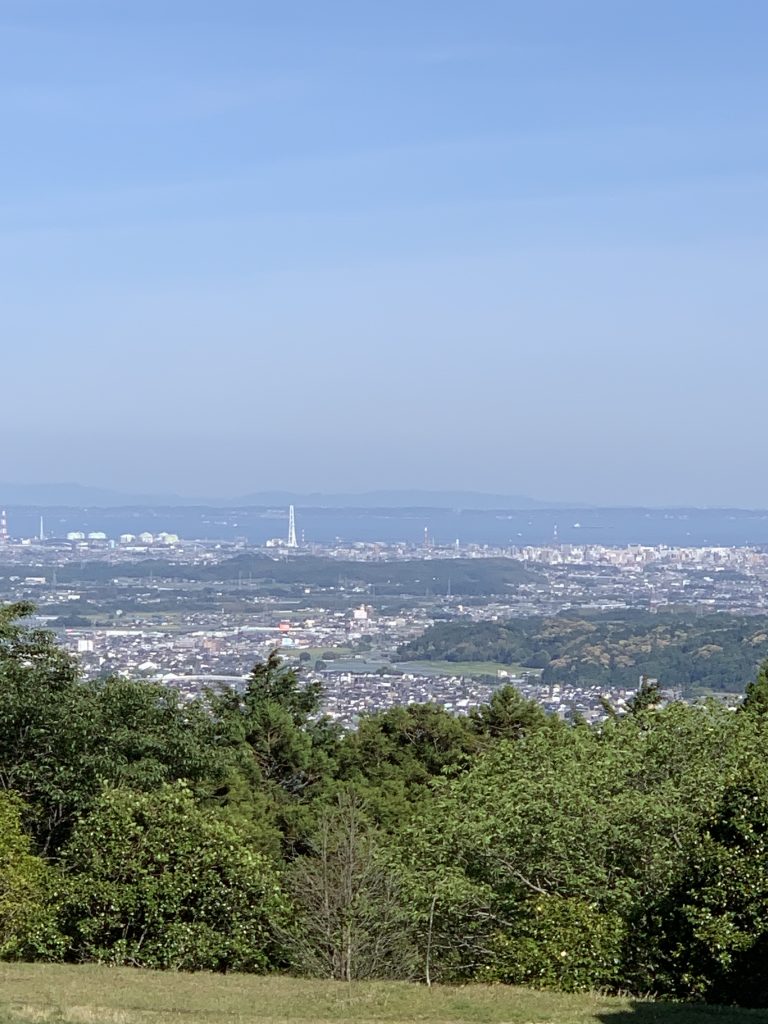 今大会三重県代表・菰野高校のある三重県菰野町とある高台から四日市市さらに伊勢湾を眺望する