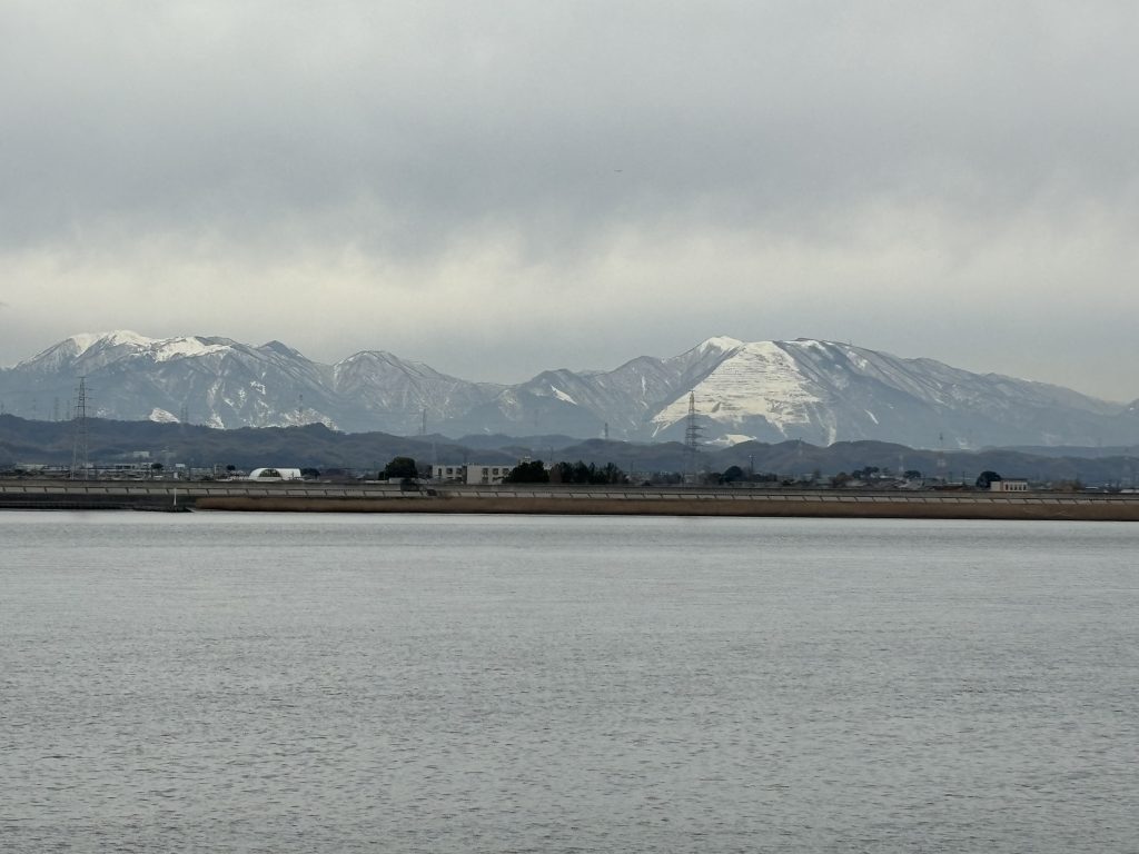 わが地元の町から望む木曽川そして鈴鹿山脈 (2025/2月撮影)　※子供の頃から大好きな風景です