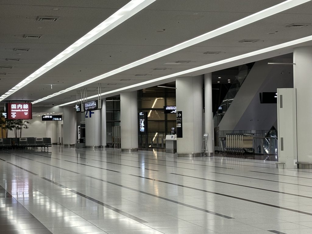 下見で訪れた 午前 0時を過ぎた中部国際空港・2階到着ロビー内カウンター、もちろん無人