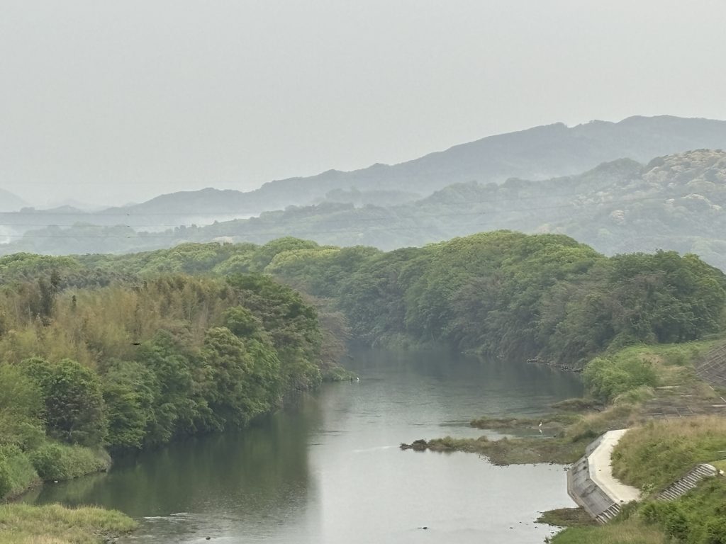 とある宿の一室から矢部川(やべがわ)を望む (福岡県筑後市)
