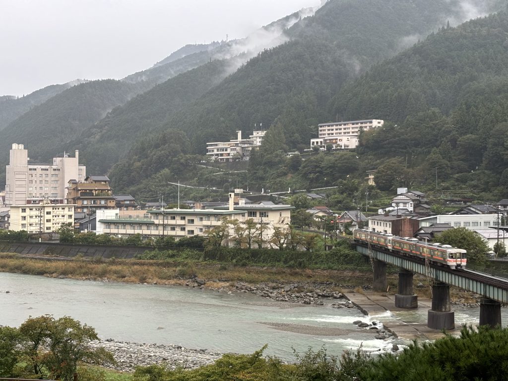 宿の部屋 3階から飛騨川を望む～岐阜県下呂市より。列車はJR高山本線、手前は至高山駅方面、奥へは至名古屋駅方面